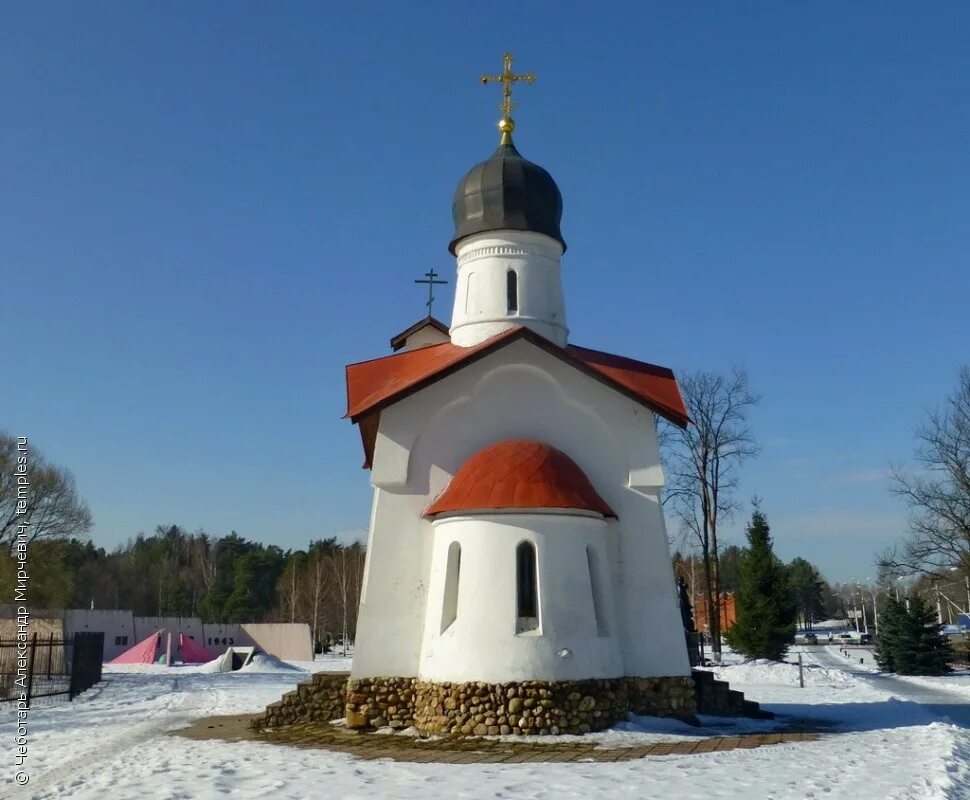 Памятник в поселке снегири. Часовня Димитрия Солунского. Дмитриевская часовня в Снегирях. Часовни Московской области. Снегири и Церковь.