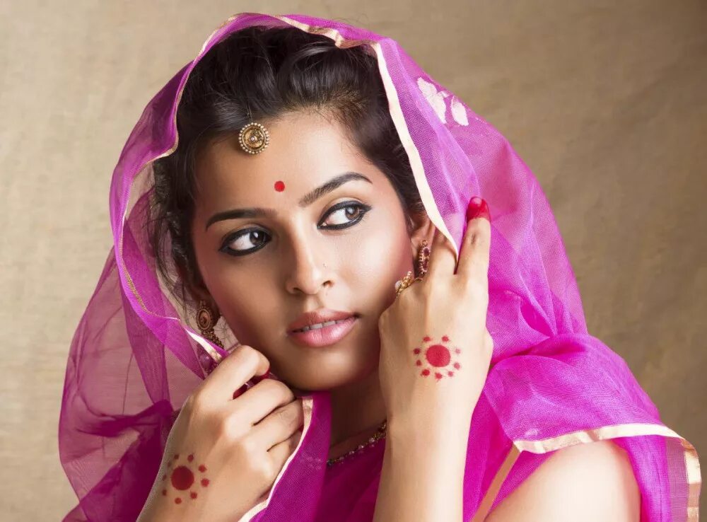 Селина джейтли анимация. Тилака кришны. Зачем индусам точка. Зачем индусам точка. Бинди в индии.