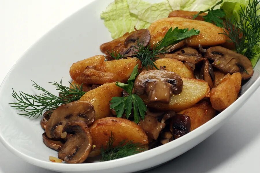 Блюдо картошка грибы мясо. Картофель тушеный с грибами. Жареные грибы. Картофель тушеный с грибами и луком. Жареная картошка с грибами.