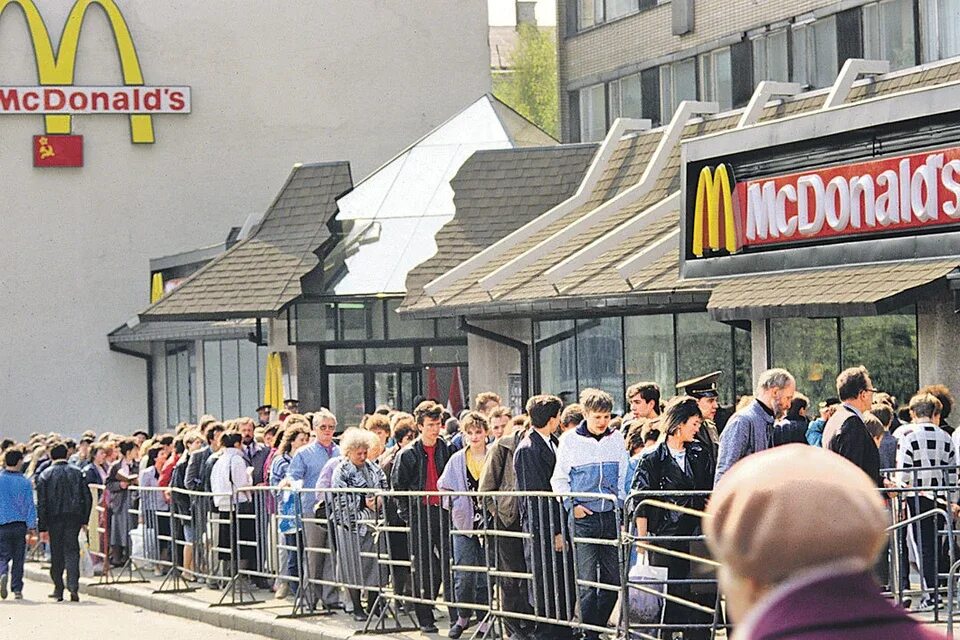 Макдональдс на Пушкинской Москва 1990 очередь. Очередь в макдональдс на Пушкинской в 90. Очередь в макдональдс на Пушкинской. Первый Московский Макдоналдс 1990.