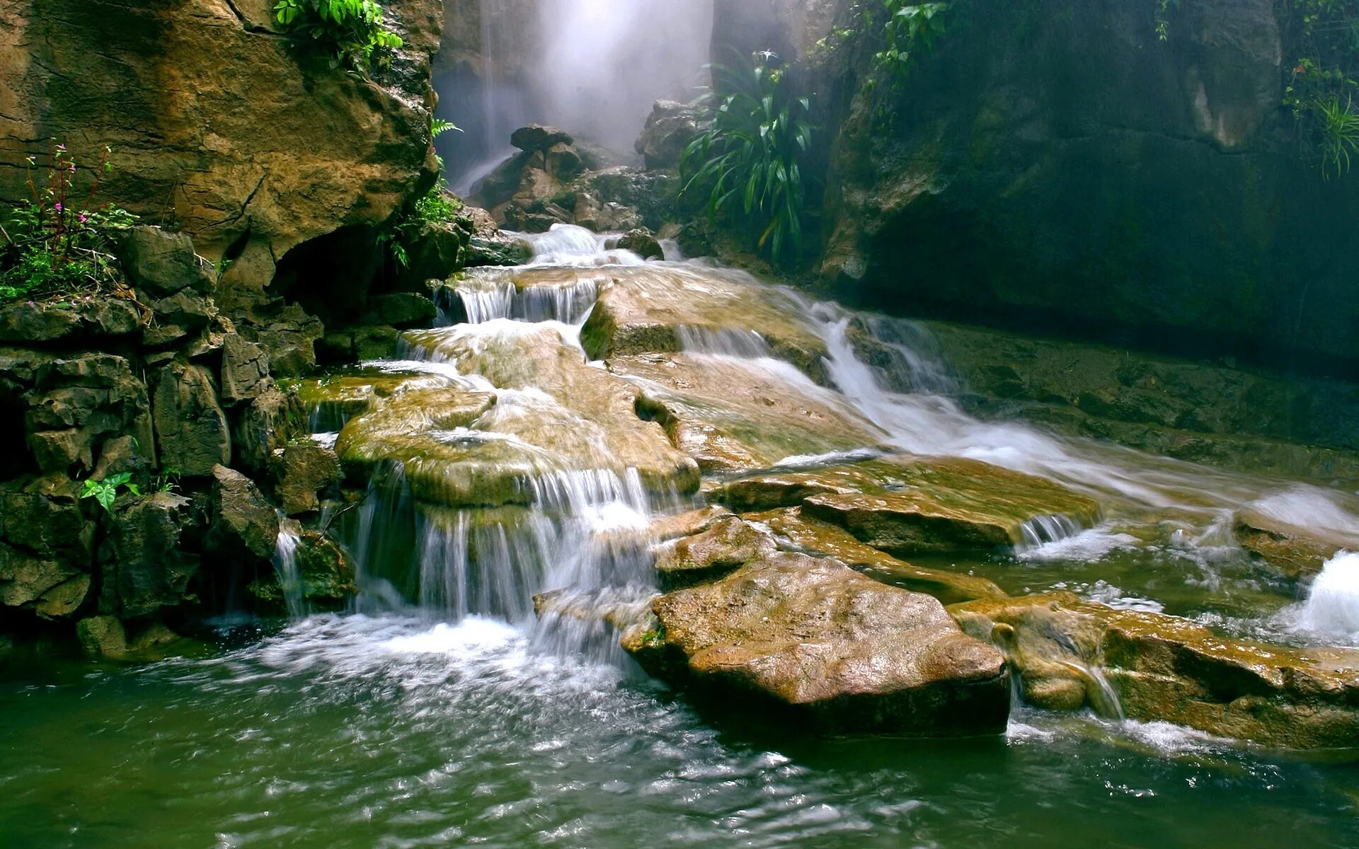 Горный водопад. Красивые водопады. Маленький водопад. Вода в природе. К чему снится поток воды