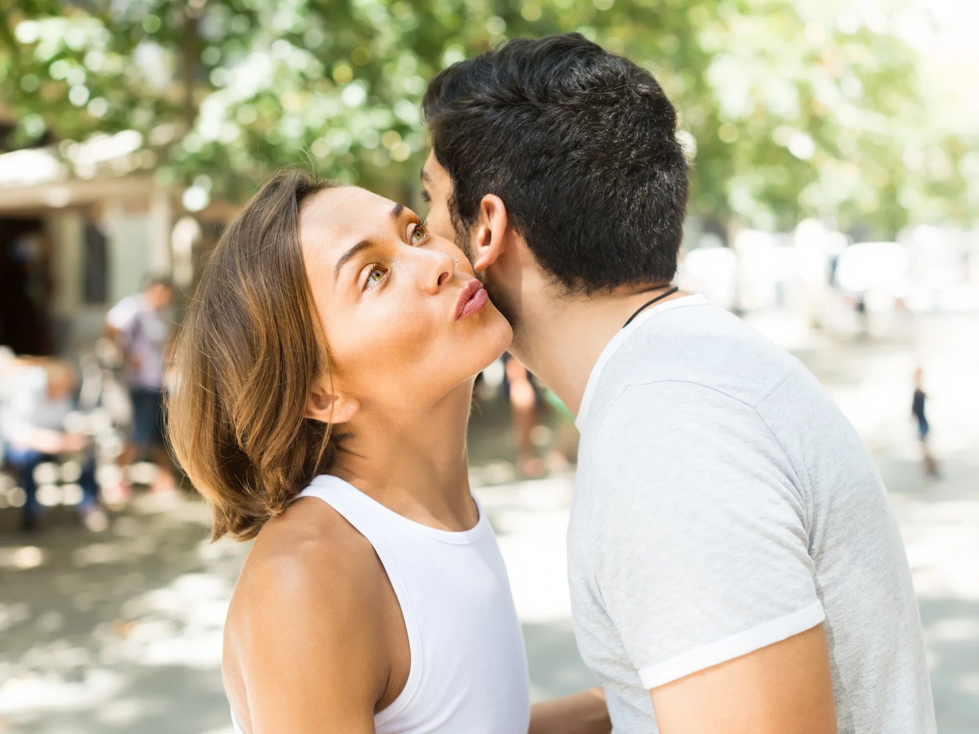 Kissing brunette. Поцелуй. Поцелуй при встрече. Поцелуй в щеку при встрече. Поцелуй в щечку при встрече.