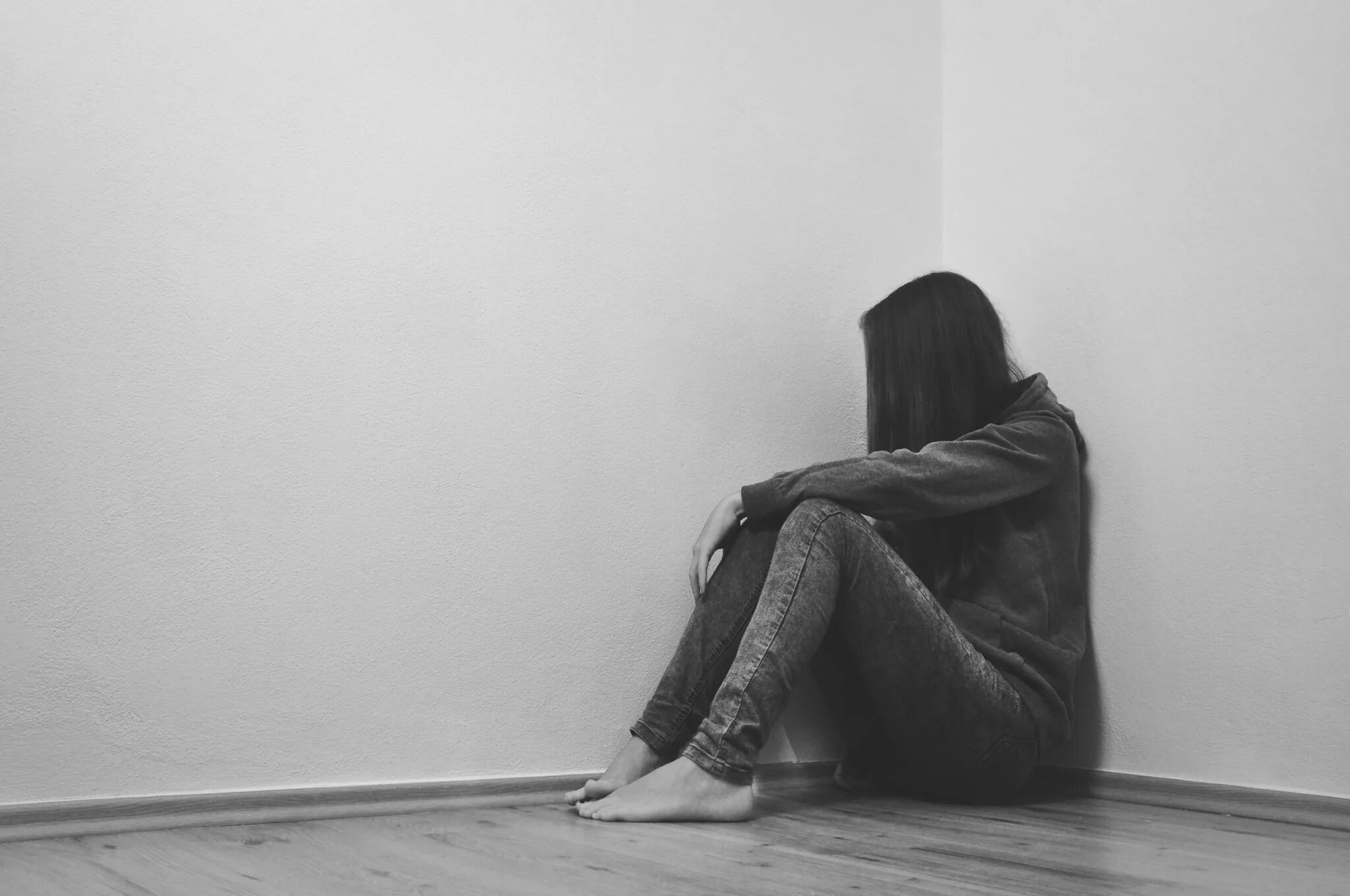 Музыка в углу где то плакала. Девушка плачет в углу. девушка в углу. девушка сидит в углу. девушка забилась в угол.