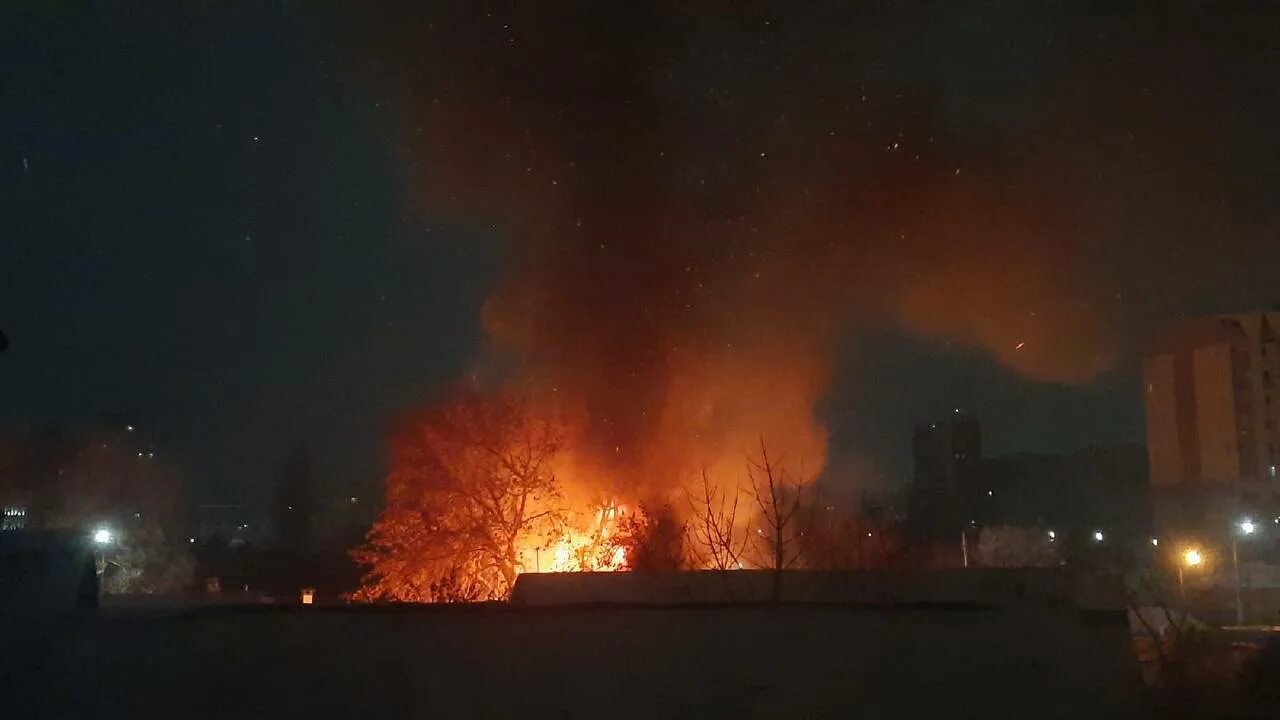 Где сегодня ночью был пожар. Пожар горит дом ночью. пожар в частном секторе. пожар в запорожье сейчас.