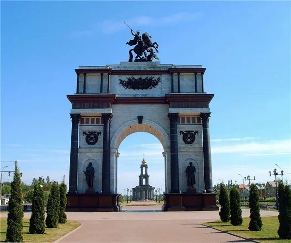 О городе курске кратко. Курск город курск. Триумфальная арка памятники курск. Курск на английском. Лингва школа иностранных языков логотип.