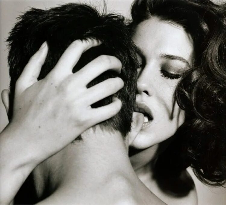 Между у дам. Между у дам. Женщина на коленках у мужчины. Женственные мужские ноги. Между у дам.