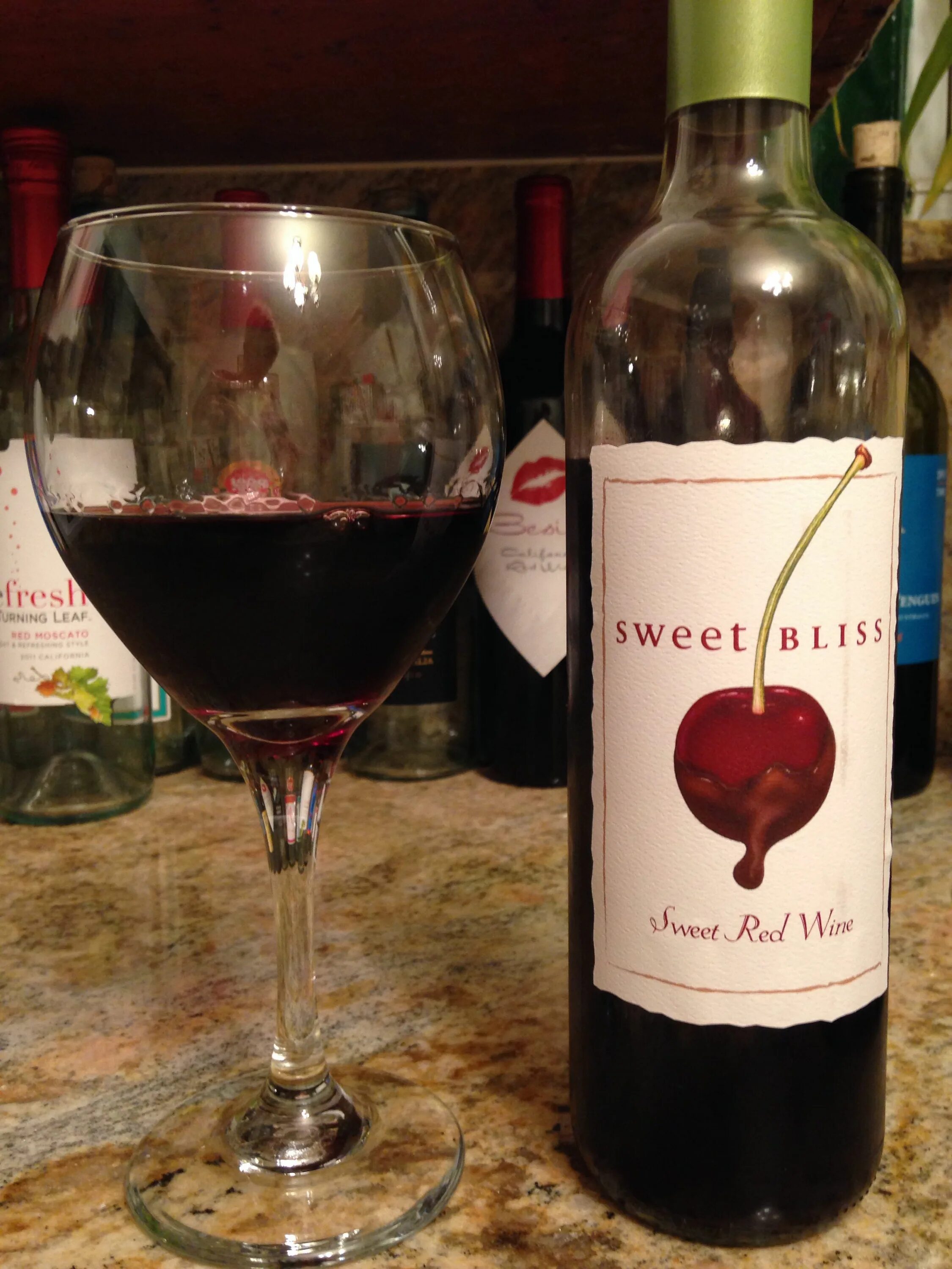 Какое красное вино слаще. Sweet Bliss вино красное. Ред вайн вино полусладкое. Вино красное полусладкое. Red Wine вино.