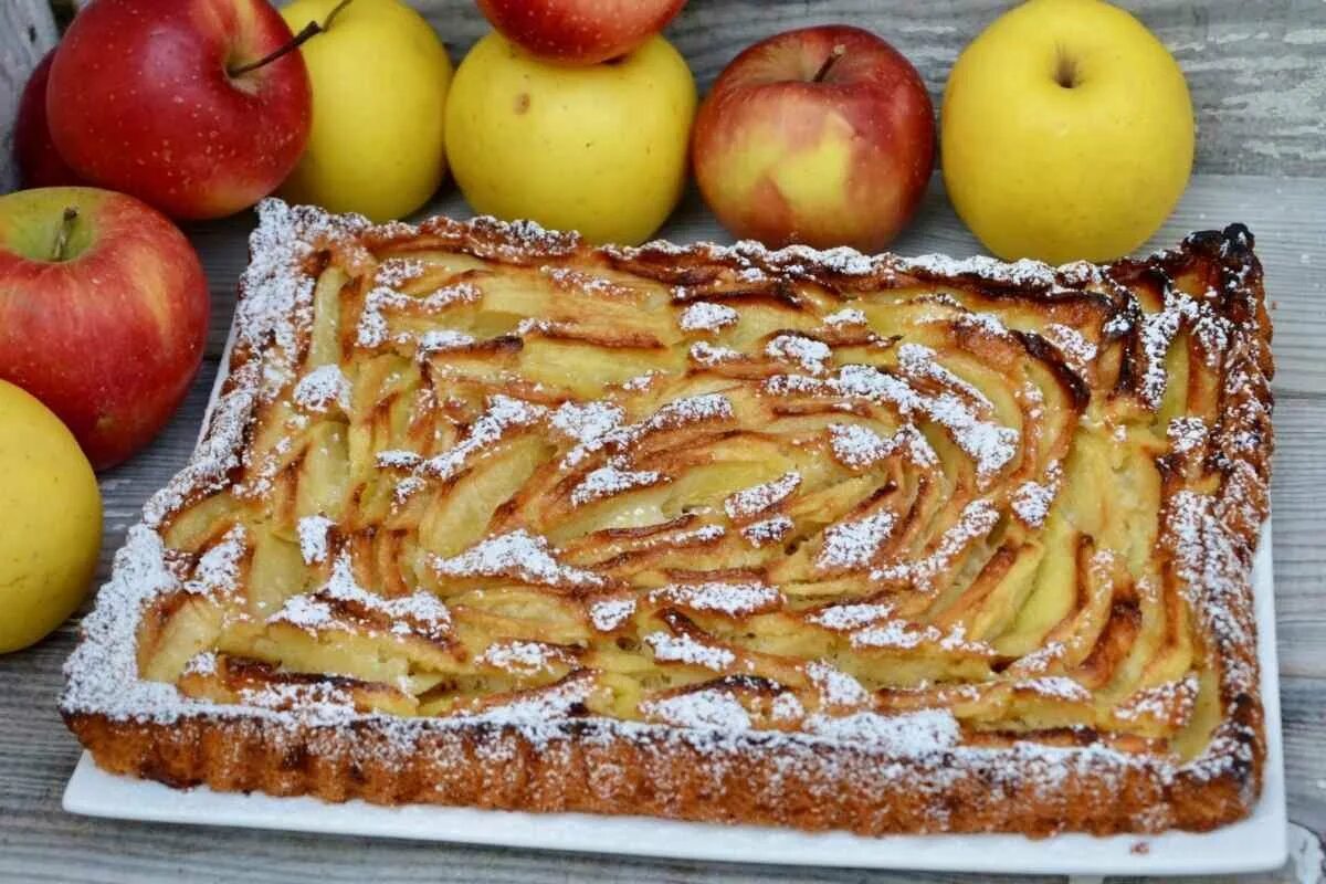 Apple pie (яблочный пирог). Украшение пирога с яблоками. Шарлотка с яблоками. Пирог с яблоками украшение. Простой вкусный рецепт яблочного пирога