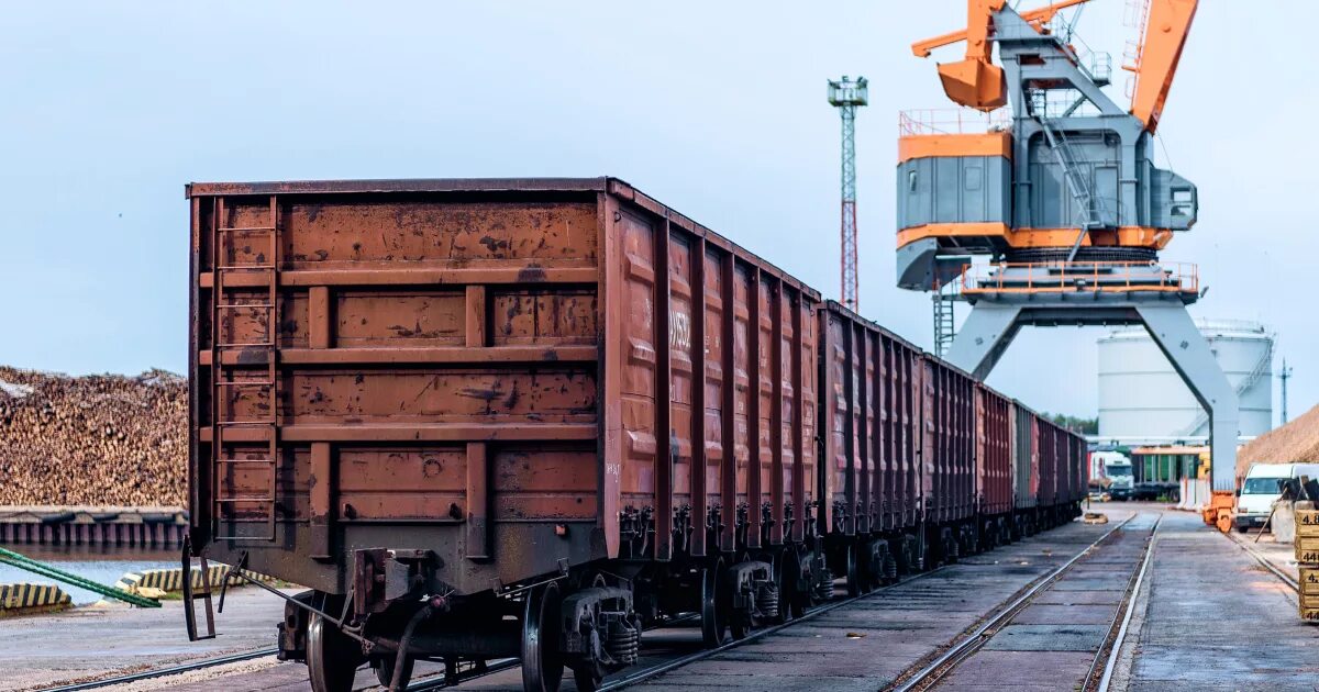 Перевозка железной руды. Железнодорожные перевозки угля. Bhp billiton поезд. Железнодорожные перевозки угля. Полувагон с углем.