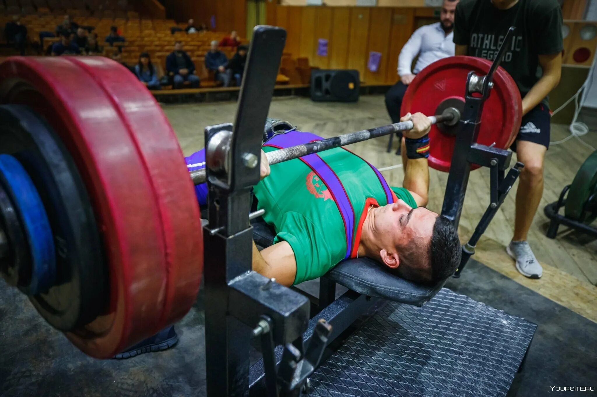 Жим в пауэрлифтинге. Powerlifting жим лежа. лифтерский жим лежа. жим лежа экипировка фпр. жим лёжа силовое троеборье.