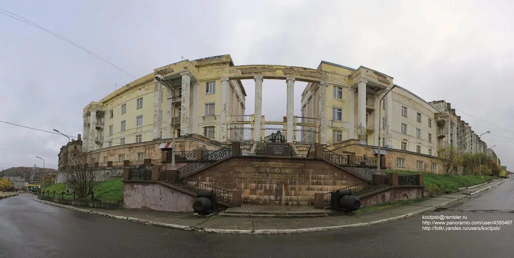 ). Город полярный мурманская область улица гандюхина. Г полярный циркульный дом. Город полярный дом офицеров. Циркульный дом в полярном.