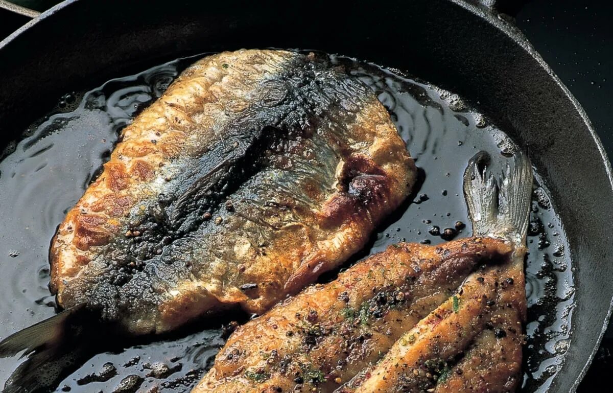 Рыба на сковороде. Жареная рыба на сковороде. Кета жареная. Сельдь жареная на сковороде.