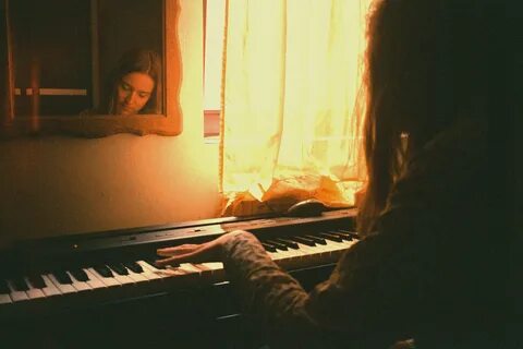 My sister plays the piano well