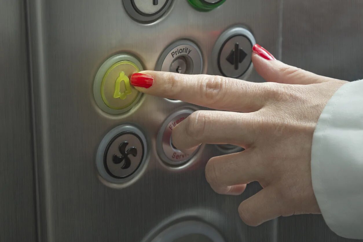 Нажать желтую кнопку. Кнопки лифта. Кнопка диспетчера в лифте. Кнопка колокольчик в лифте. Палец на кнопке лифта.
