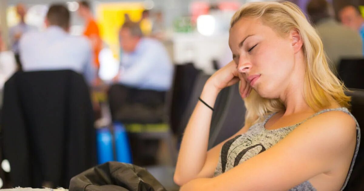 Волнение эмоция. Ladies waiting. Buxhoeveden lady in waiting. Lady in waiting. Немолодая женщина в халате сидит дома.