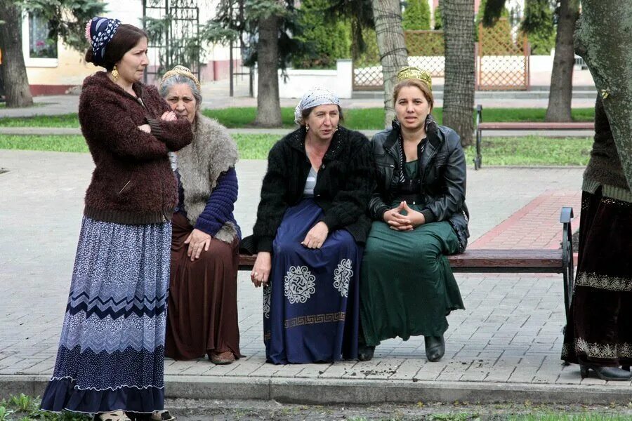 Уличная цыганка отказалась ей гадать. Цыганка гадает. Цыганки в городе. Цыганка гадает. Амитабх баччан 2023.