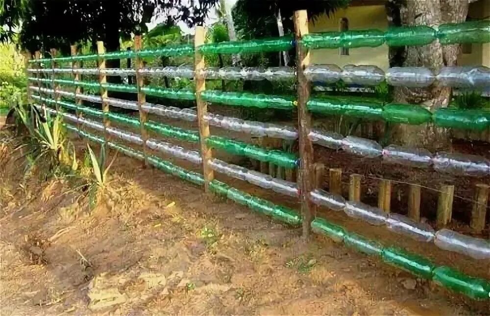 Заборчик из бутылок. Заборчик из пластиковых бутылок. ограждение из пластиковых бутылок. забор из пластмассовых бутылок. забор из пластиковых бутыло.