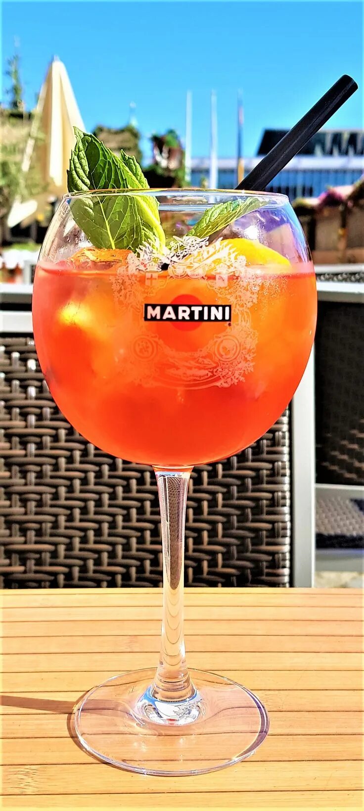 Мартини фиеро с шампанским. Fiero tonic коктейль. мартини фиеро тоник. martini fiero tonic коктейль. мартини fiero с тоником.