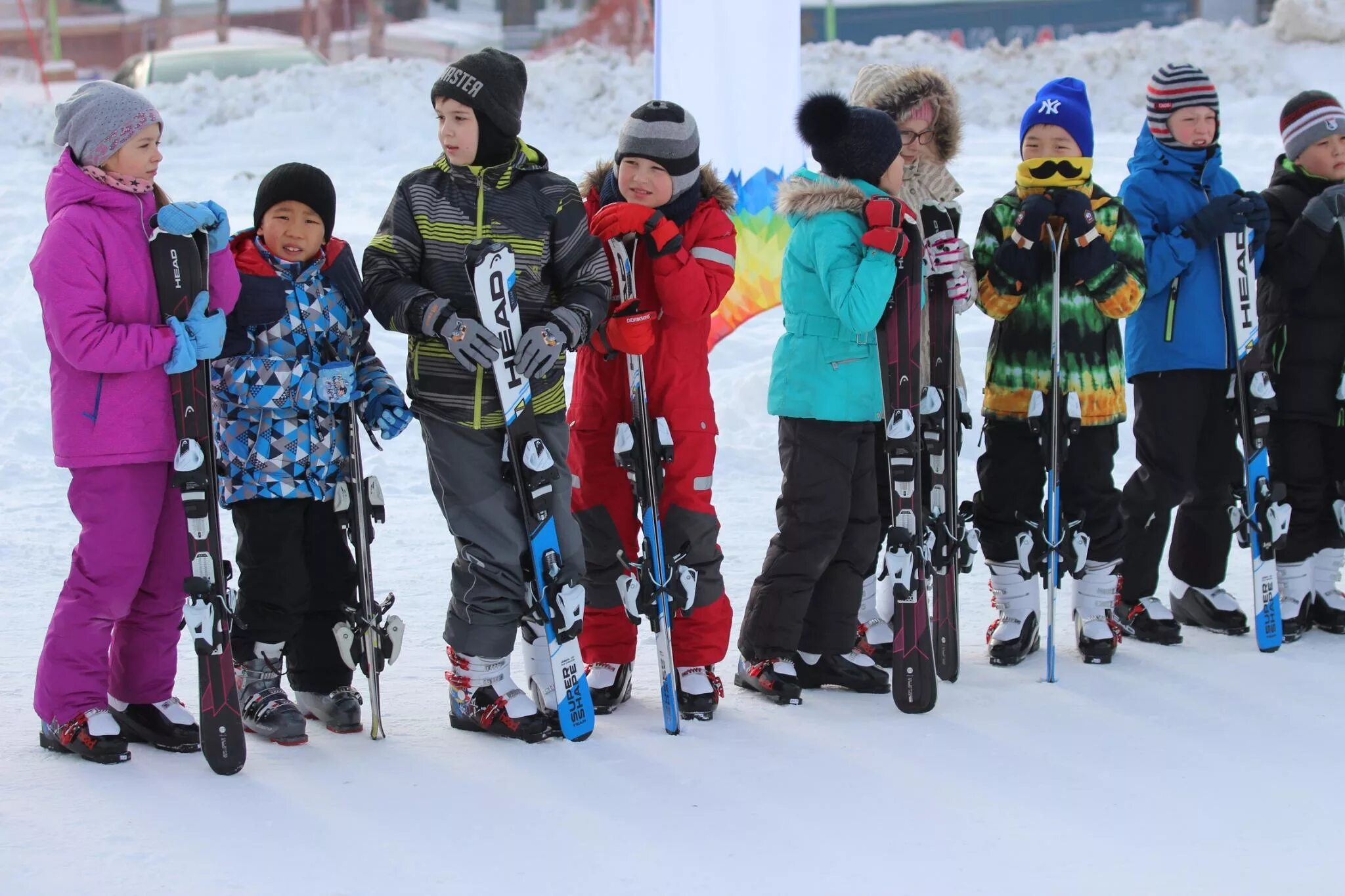 Лыжи в школе. Школьники на лыжах. Лыжи для начальной школы. Дети на лыжах в школе. Лыжи ребенку в школу