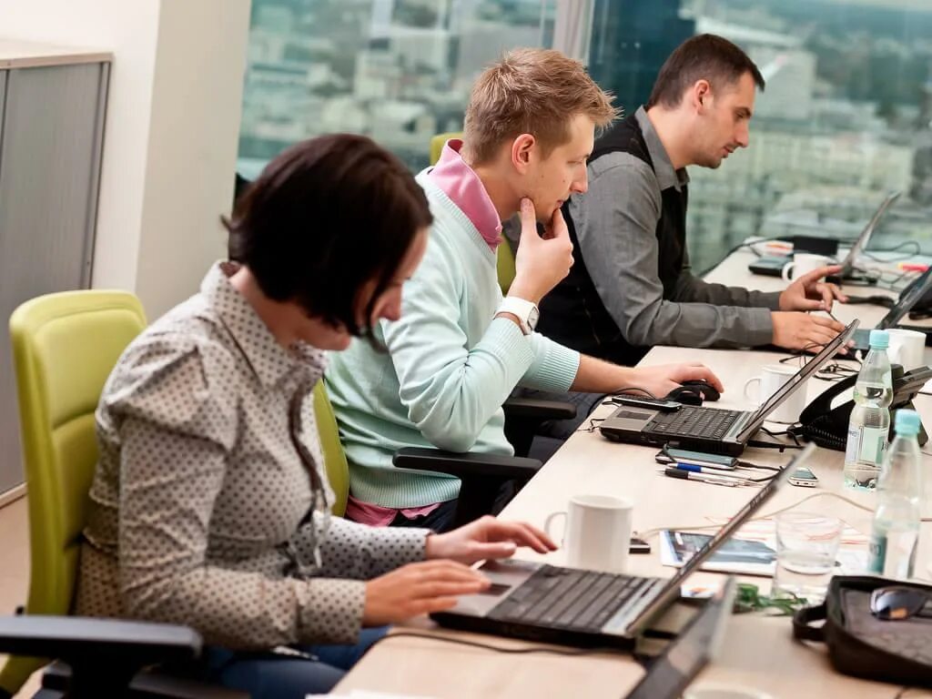 Офисный сотрудник. Офис с сотрудниками. Промышленность. Деловая встреча. Пищевое производство.