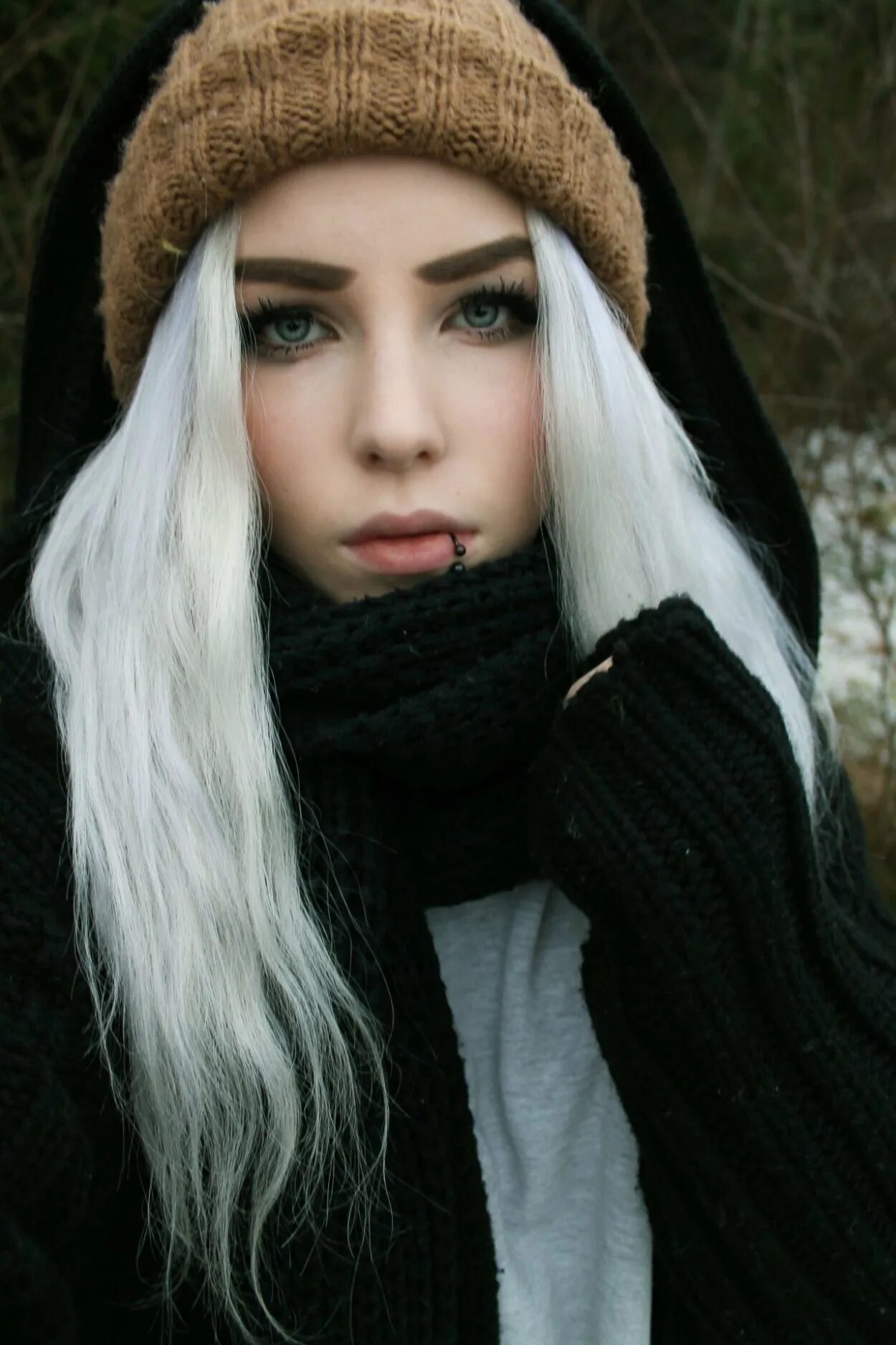 Девушка с белыми волосами. Пепельные волосы у девушек. Эмилия вайс. Анастасия юдина беловолосая. Aleksandra axelina с белыми волосами.