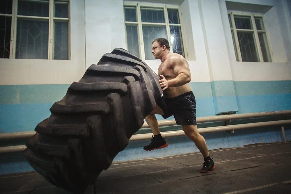 Самого слабого человека. Самый сильный человек. Самый сильный человек в России. Самый сильный человек в мире.