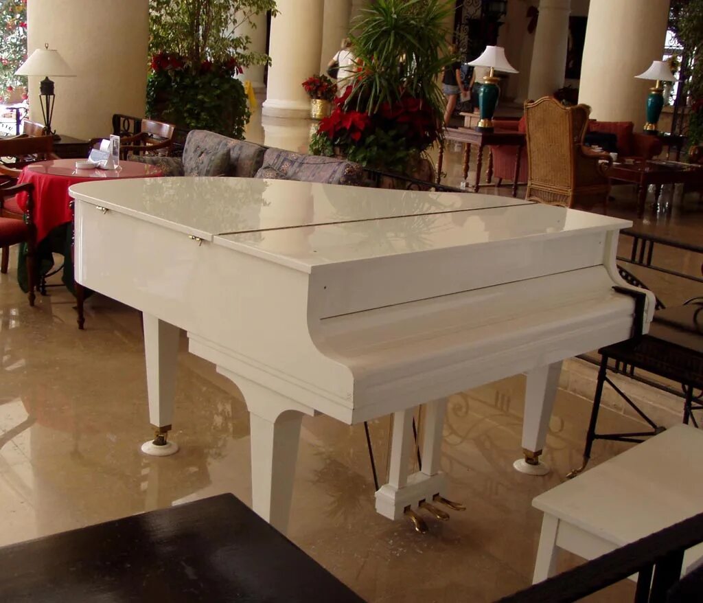 Элитные рояли. Белый рояль в интерьере. Стиль рококо в интерьере. Рояль концертный bluthner. Элитные рояли.