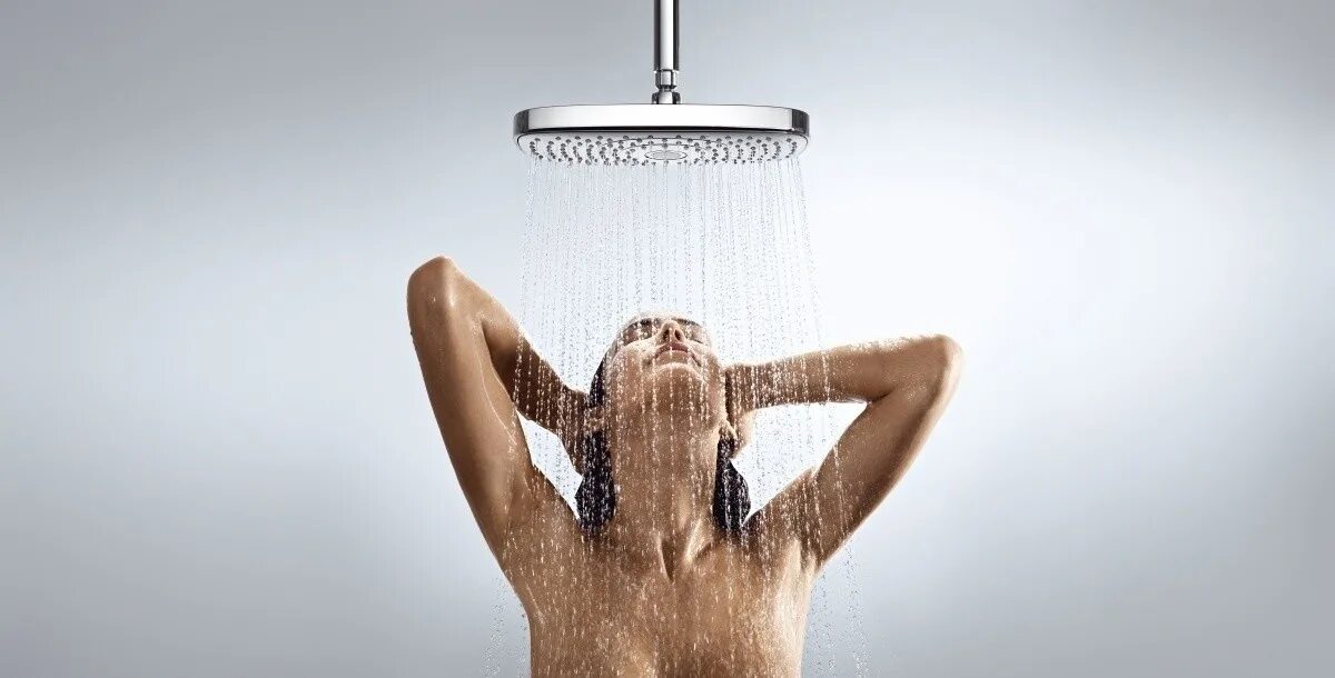 Hansgrohe Raindance select e 300. Женщины девушки в душе