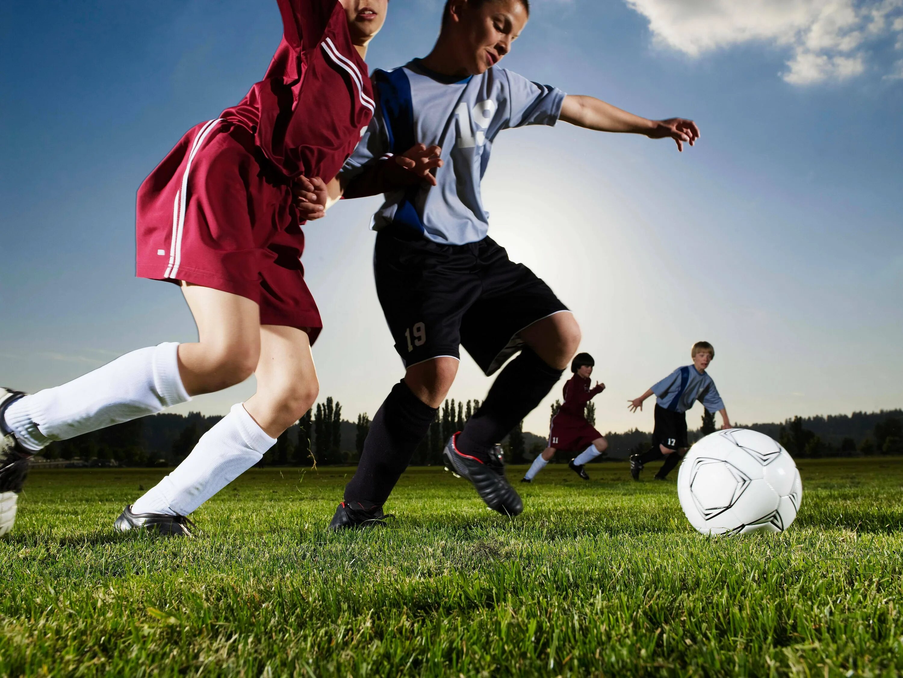 They playing football at the institute. Спорт футбол. Футдаблбол. Футболисты на поле. Футбол картинки.