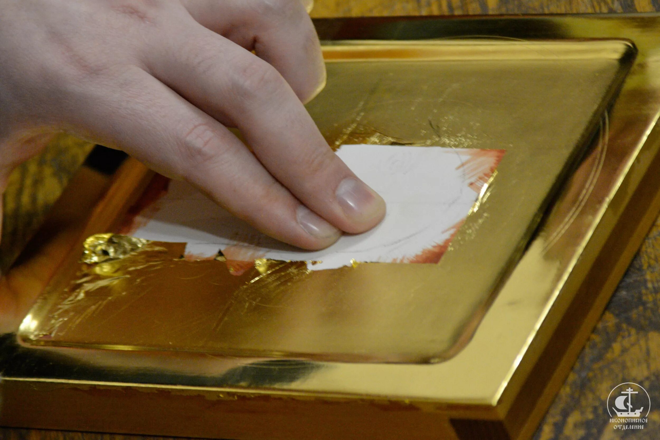 Как можно сделать золотой. Gold Leaf сусальное золото. Золочение на полимент. Поталь сусальное золото. Сусальное золото в иконописи.