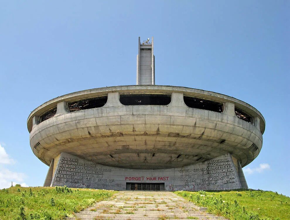 Памятник сооружение в виде граненого. Памятник в болгарии бузлуджа. бузлуджа болгария дом-памятник. монумент бузлуджа в горах болгарии. дом-памятник на горе бузлуджа.