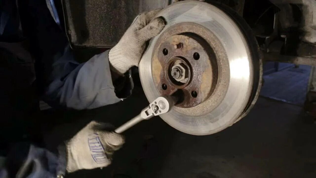 Снятие переднего тормозного диска. Деформированный тормозной диск. Снятие переднего тормозного диска. Починка тормозных дисков. Защитный кожух переднего тормозного диска киа рио 2.