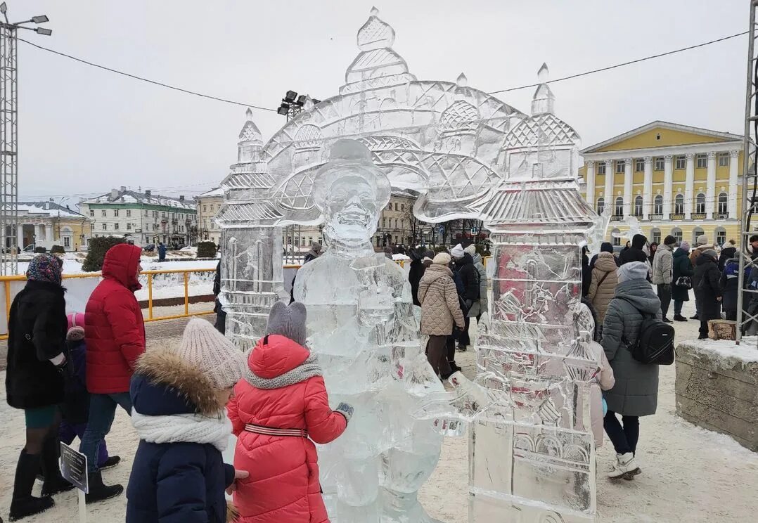 Зайцы в костроме фигуры. Ледовые фигуры в Костроме 2023. Фестиваль снежных и ледяных скульптур в Костроме. Ледяные скульптуры Кострома. Фестиваль снежно ледовых скульптур в Костроме 2023.