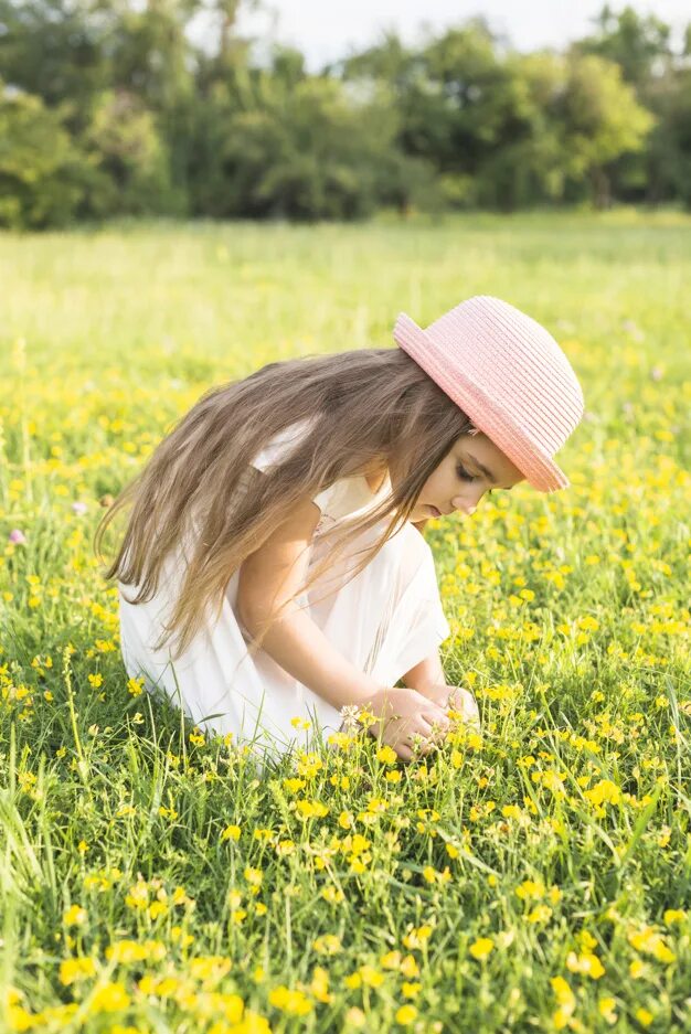 Field children. Собирать цветы. Человек собирает цветы. Девушка собирает цветочки. Маленькая девочка собирает цветы.