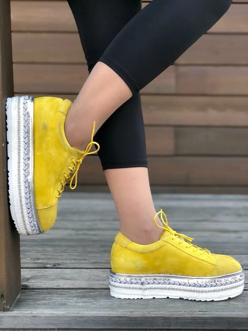 Желтая подошва на кроссовках. Prada кроссовки желтые. Кроссовки Фенди желтые. Жёлтые кроссовки женские. Кроссовки с желтой подошвой.