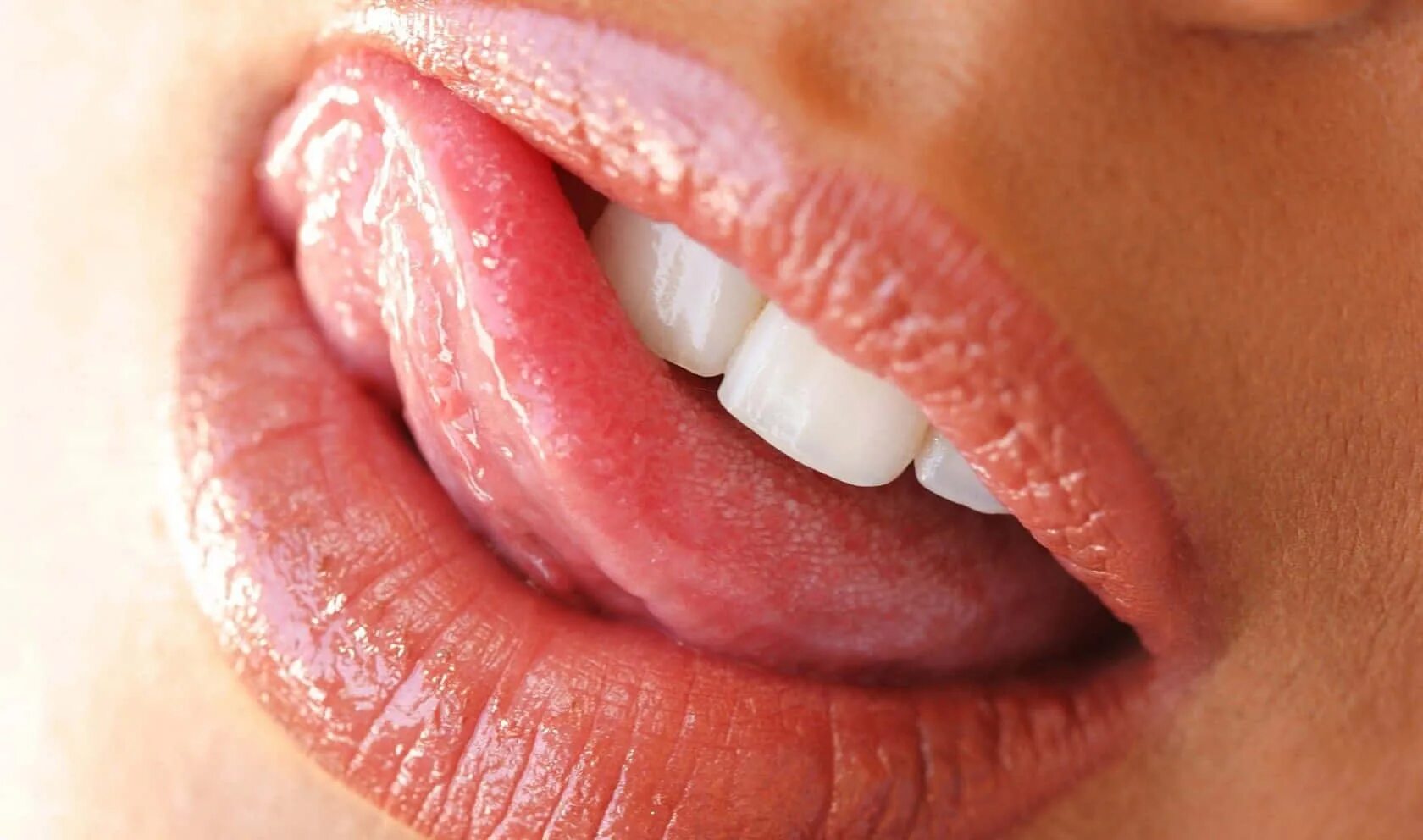 Close lips. Десквамативный стоматит. Женские губы.