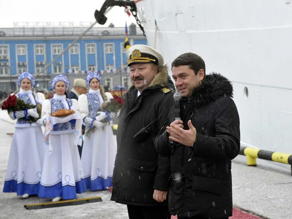 1 19 вышла. Барк Седов в Мурманске. Барк Седов Сабетта. Николин Капитан Седова. Седов парад.