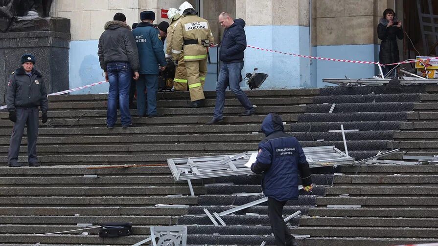 Теракт в Волгограде 2013 вокзал. Взрыв на ЖД вокзале в Волгограде. Взрыв на вокзале Волгоград 29.12.13. Теракт на ЖД вокзале в Волгограде.