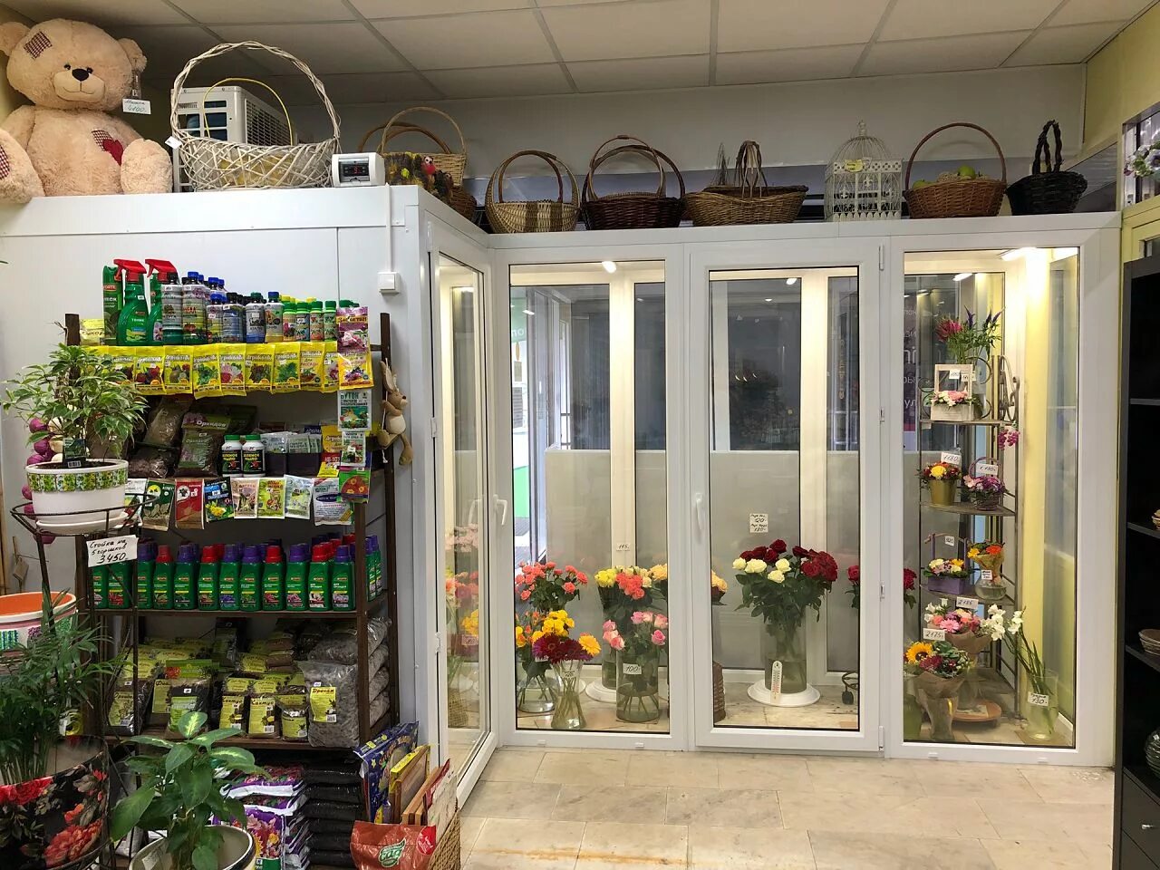 Температура в цветочном холодильнике. Холодильник для цветов. Холодильная камера для цветов. Холодильник в цветочном магазине. Холодильная камера для цветочного магазина.