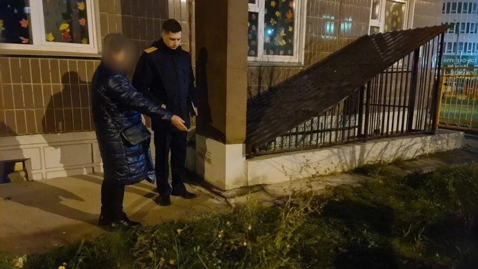 Мужчина выпрыгнул из окна. Выкинул на мусорку за измену. Следователь допрашивает. Школьник выпрыгнул из окна. Женщину выбросили в мусорку.