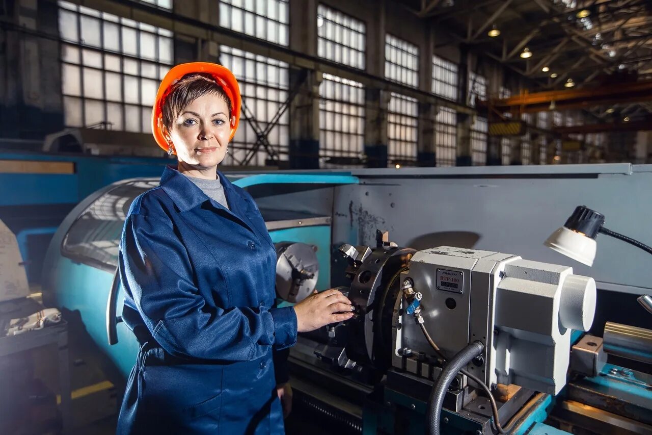 Оператор колл центра. Девушка слесарь. Оператор станков с программным управлением. Оператор станка чпу. Работа для подростков спб.