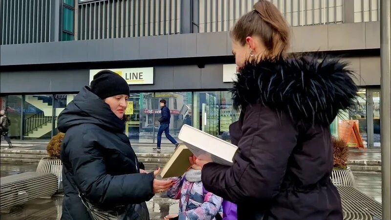 Как живут люди в харькове. Человек с камерой. Харьков 2 люди. Февраль люди. Разочарование много людей фото.