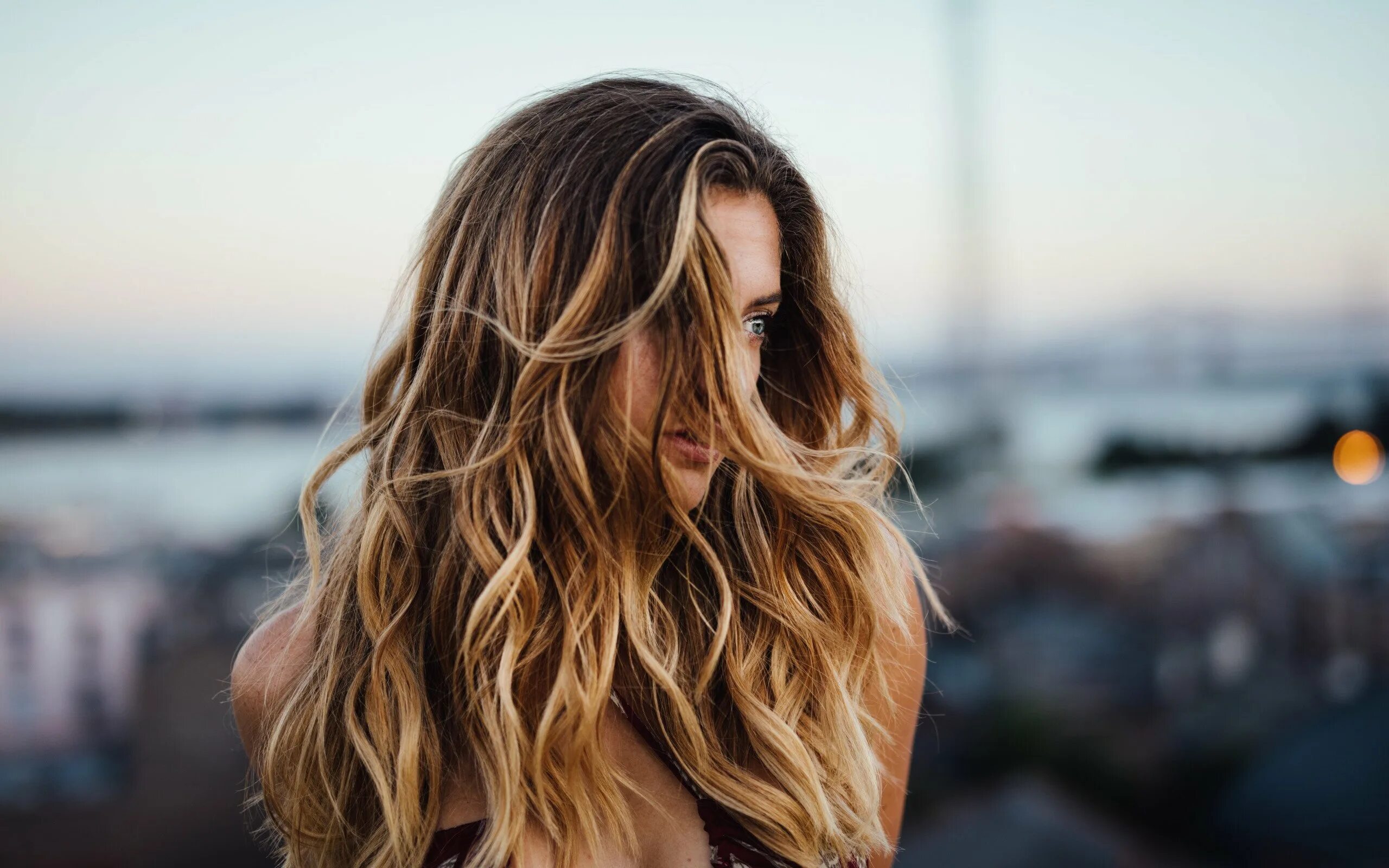 Слоппи секондс. Прическа с растрепанными волосами. Каре растрепанный боб. Прическа небрежный пучок на средние. Стрижка шегги на средние волосы 2022.