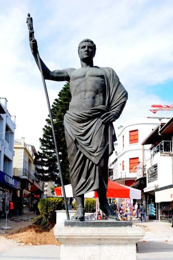 Кемаль ататюрк памятник. Памятник ататюрку в измире. Статуи горы немрут, турция. Скала ататюрк измир. Немрут гора армянских богов.