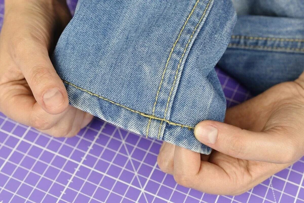 Видео как подшить джинсы с сохранением фабричного. Подгибка джинсов. Подрубить джинсы. Подшить джинсы. Укорачивание джинсов.