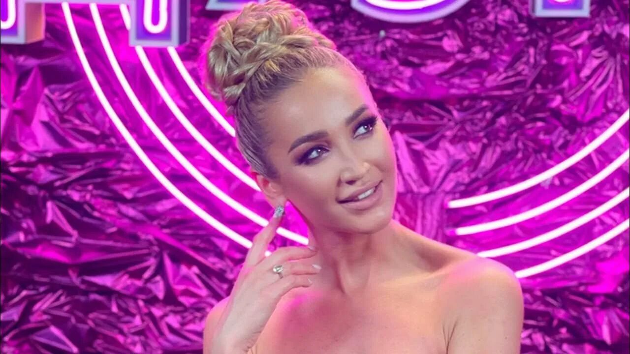 Конфетка жюри. Жюри шоу конфетка на тнт. Бузова в белоруссии картинка. X factor судьи. Бузова 2022.