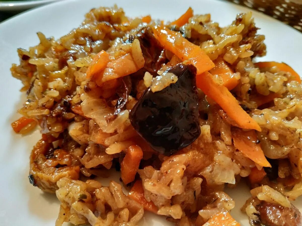 Плов с изюмом и мясом в казане. Плов с курагой и черносливом и мясом. плов с сухофруктами. плов азербайджанский с сухофруктами. плов с курагой.