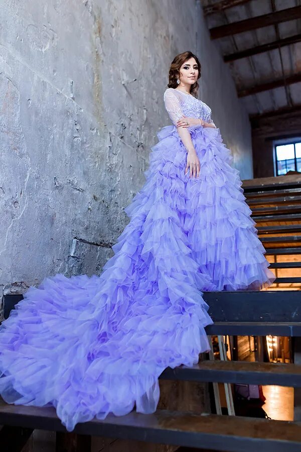 Платье с длинным шлейфом. Платье со шлейфом для фотосессии. Платье пышный шлейф. Шикарное красное платье со шлейфом. Розовое пышное платье со шлейфом.