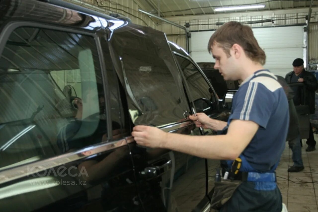 Тонирование стекол. Тонировка авто. Тонировщик автомобилей. Затонировать машину своими руками. Тонировка стекол автомобиля в домашних условиях