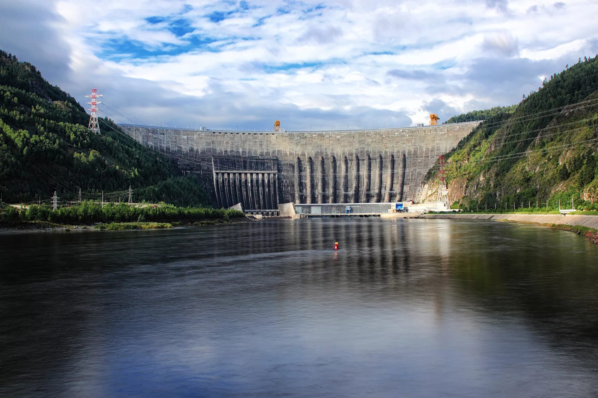 В каком районе находится крупная гэс. Хакасия ГЭС Шушенская гидроэлектростанция. Саяно-Шушенская ГЭС водохранилище. Плотина Саяно-Шушенской ГЭС. Красноярск Саяно Шушенская ГЭС.